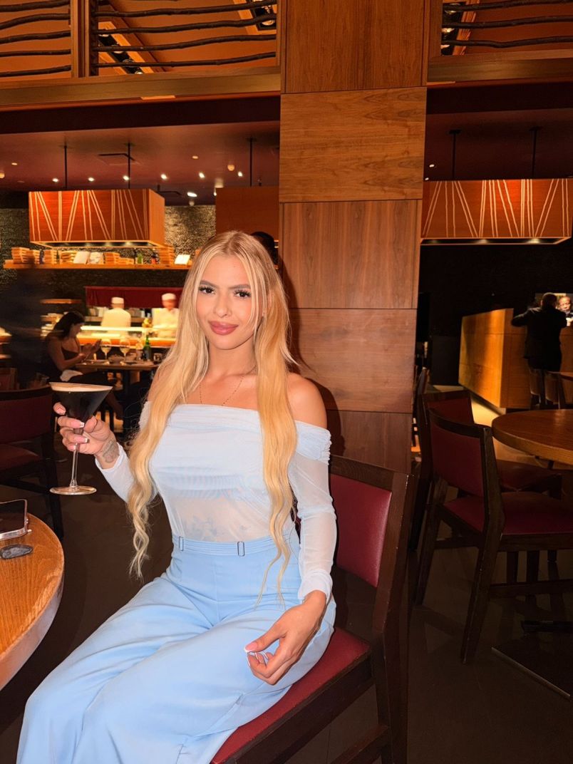 Chica Rubia Alta Delg 5