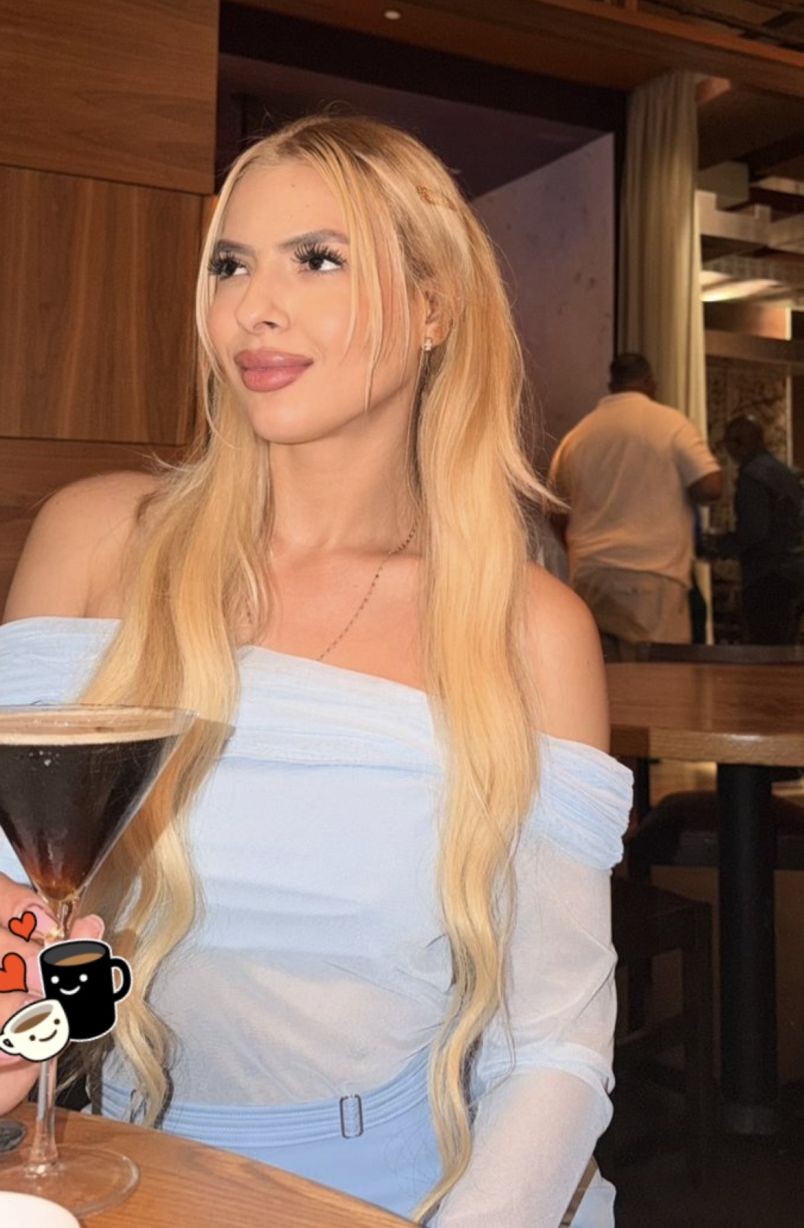 Chica Rubia Alta Delg 4