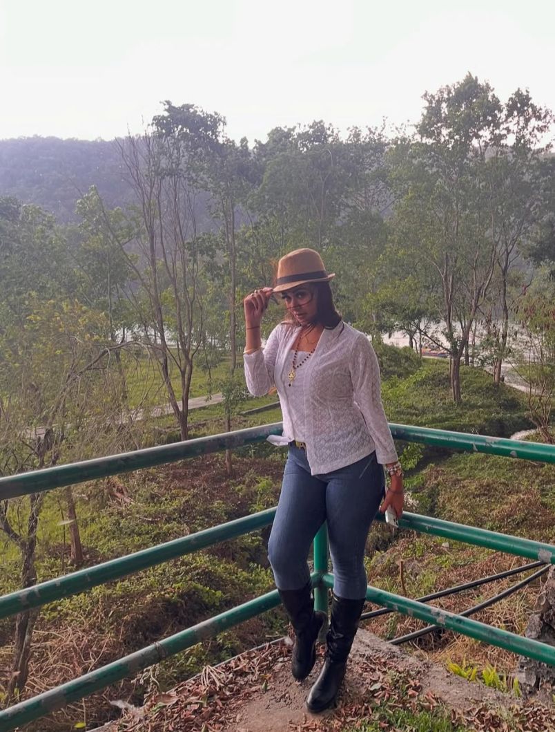 Mona Escort Girl Shar 1