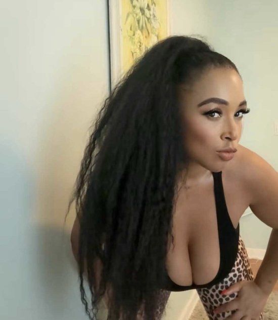 Khole Curvaceous Godd 1