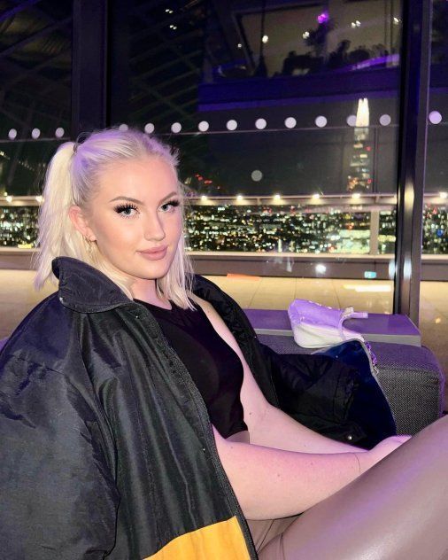 Busty Holly 2